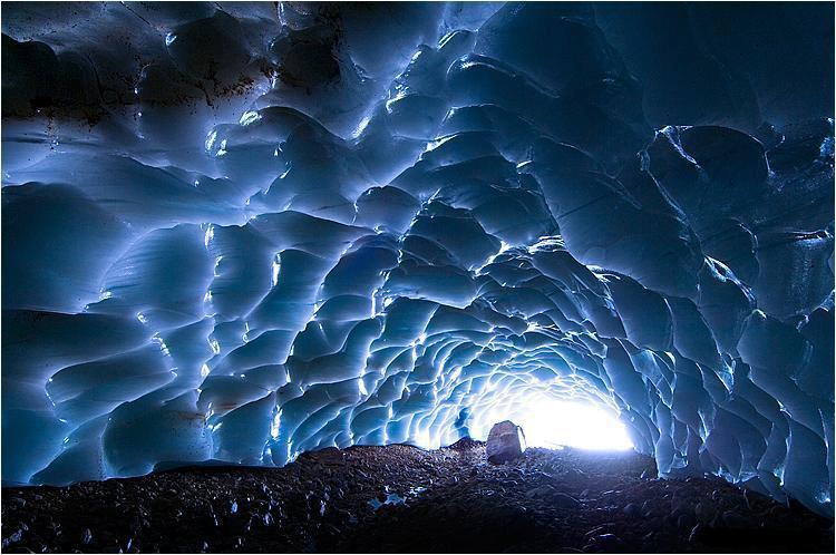 Grotte de glace dans le glacier Cavell, Parc National Jasper, Alberta - Canada