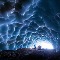Grotte de glace dans le glacier Cavell, Parc National Jasper, Alberta - Canada