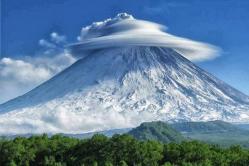 Nuage lenticulaire sur le volcan Chiveloutch, Kamchatka - Russie