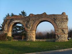 Vestiges de l'aqueduc romain du Gier à Chaponost